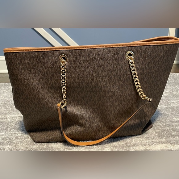 Michael Kors Jet Set Chain Laptop Tote - Picture 10 of 15